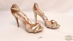 Sandália , feminina  Badgley Mischka. Com abertura nos dedos, , solado com logo, fechamento por alça  salto agulha alto.. Tamanho 8 1/2M americano