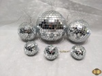 Lote de 6 bolas com espelhos tipo discoteca, década de 70. Medindo a maior 12,5cm de diâmetro.