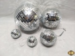 Lote de 6 bolas com espelhos tipo discoteca, década de 70. Medindo a maior 12,5cm de diâmetro.