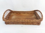 Bandeja retangular com base em madeira e bordas em vime. Medida: 41x25cm de comprimento.
