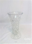 Vaso em vidro translucido com lapidação losango. Medida: 26cm de altura x 13cm de diametro. Apresenta vários bicados na borda.