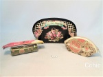 Kit 3 peças necessaire, porta batom e porta níquel. Sendo o porta batom com 8,5x3cm de comprimento, a Necessaire com 18x10cm de comprimento e o porta niquem com 12x6c de comprimento.