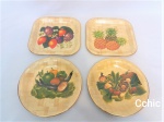 Jogo de 4 pratos decorados com frutas, sendo os pratos quadrados com 20x20cm de comprimento e os redondos com 20cm de diametro.