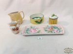 Lote de 5 peças em porcelana diversas, sendo 2 leiteiras, 1 caixa pintada , 1 bandeja. Medida bandeja 23cm x 8 cm , 8 altura, mleiterira pequena  6,6cm x 4 cm ,