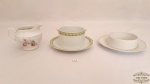 Lote de 3 peças em porcelana , molheira e mantegueira em porcelana. diversas  Medidas: leiteira 9 cm altura 7 cm diâmetro , manteigueira 10 cm diâmetro , molheira 8 cm altura ,10 cm diâmetro.