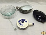 Lote diverso, composto de molheira, caixa oval e caçarola em porcelana, bowl e mexedor em vidro moldado. Medindo o bowl 16,5cm de diâmetro x 8,5cm de altura.