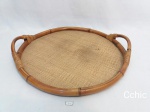 Bandeja redonda com fundo de palha e bordas em bambu. Medida: 37cm de diametro.