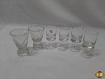 Lote de 6 taças de licor em cristal, modelos diversos. Medindo 8,5cm de altura.