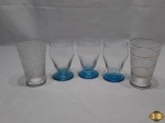 Lote composto de 3 tulipas em vidro com pé azul e 2 copos em cristal fosco com ouro. Medindo os copos em cristal 12,5cm de altura.