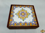 Caixa quadrada em madeira com azulejo pintado na tampa. Medindo 17cm x 17cm x 5,5cm de altura.
