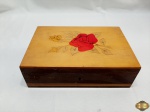 Caixa retangular em madeira com flor marchetada. Medindo 24cm x 16cm x 7,5cm de altura.