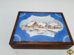 Caixa retangular em madeira com azulejo pintado na tampa. Medindo 22,5cm x 17cm x 5,5cm de altura.