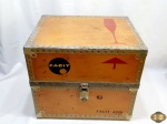 Case, caixa em madeira com repartições internas e acabamento em metal. Medindo 44cm x 36cm x 37cm de altura.