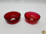 Par de bobeches em vidro pintado de vermelho. Medindo 2,5cm de diâmetro de boca x 7cm de diâmetro de bojo x 3cm de altura.