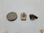Lote com 2 pequenos isqueiros e 1 pequeno canivete para colecionador. Medindo o isqueiro redondo 4cm de diâmetro, O isqueiro redondo necessita de revisão e o menor somente de fluido.