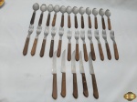 Parte de faqueiro com 29 peças em aço inox Tramontina com pega em madeira. Composto de 12 garfos de mesa, 5 facas de de mesa e 12 colheres de sopa.