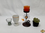 Lote composto de castiçal, enfeite de floreira, 2 porta ovos (1 em vidro e 1 em porcelana. Medindo o castiçal 19,5cm de altura.