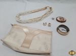 Lote de Acessórios Feminino. Composto por 1  necessaire Yves saint laurent, 1 pulseira, 1  colar, etc.