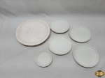 Lote diverso, composto de prato para doce, 4 pratos para bolo e 1 pires de café em porcelana branca ideal para pintura em porcelana. Medindo o prato para doce 25,5cm de diâmetro.
