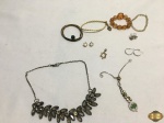 Lote de bijuterias, composto de colar, pulseiras, etc.