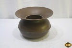 Cachepot bojudo em latão. Medindo 13,5cm de altura x 20,5cm de diâmetro.