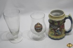 Lote composto de 2 tulipas para cerveja em vidro e 1 caneca em porcelana. Medindo a tulipa maior 17,5cm de altura.
