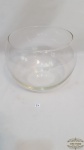 Centro de mesa tipo aquario em vidro fino translucido.Medidas: 22 cm de diâmetro por 20 cm de altura.