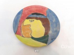 Prato decorativo pintado em porcelana representando rosto. medida 30 cm de diametro