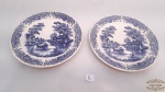 2 pratos decorativos porcelana  azul e branca   a com cenas de carruagem.Medidas: 18cm diametro.