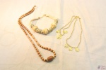 Lote de bijuterias finas. Sendo 1 colar em metal dourado , 1 com pedras grandes e um com miçangas pq