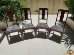 Jogo de 4 cadeiras em madeira nobre com assento acolchoado. Medindo 42cm x 36cm x 95,5cm de altura do encosto, uma delas com marcas no pé conforme foto.