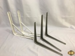 Lote de 5 cantoneiras, mão francesa sendo 1 par reforçada esmaltada de branco e 3 na forma de "L" Medindo o par reforçado 30cm x 27cm.