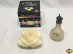 Lote de galheta e vela perfumada. Medindo a galheta 14,5cm de altura.