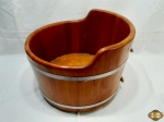 Revisteiro cachepot na forma de tina em madeira. Medindo 43cm de diâmetro x 32cm de altura.