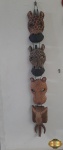 Enfeite para pendurar com 4 máscaras na forma de animais em madeira pintada. Medindo 73cm de comprimento.