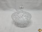 Compoteira em vidro ricamente moldado. Medindo 15,5cm de diâmetro x 6cm de altura sem tampa.