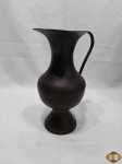 Jarra em bronze cinzelado indiano. Medindo 24,5cm de altura.