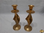 Par de castiçal em metal dourado indiano com coluna torcida. Medindo 20,5cm de altura.