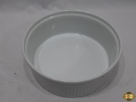 Travessa refratária em porcelana Schmidt canelada. Medindo 21,5cm de diâmetro x 8,5cm de altura.