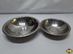 Lote de 2 travessas redondas funda em aço inox. Medindo o maior 24cm de diâmetro x 5,5cm de altura.