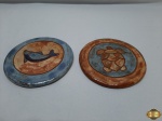Lote de 2 enfeites em cerâmica, sendo uma tartaruga e um golfinho, lembranças de F. Noronha. Medindo 16cm de diâmetro.
