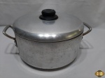 Panela com 2 alças e tampa em alumínio, a tampa é adaptada.. Medindo 27cm de diâmetro x 12cm de altura.