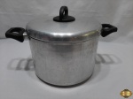 Panela com 2 alças e tampa em alumínio Rochedo. Medindo 24,5cm de diâmetro x 16,5cm de altura.