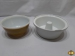 Lote composto de travessa bowl em vidro opalinado Pyrex americano e forma de bolo pudim em porcelana branca Pozzani.