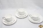 Jogo de 3 trios de chá com bolo em porcelana branca com flor relevo.
