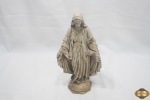 Imagem de Nossa Senhora em gesso, medindo 31,5cm de altura, com leves falhas no gesso.
