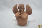 DINHO DE ZEZINHO (Pernambuco). "Anjo". Escultura em barro cozido. Alt. 19cm. Assinado. Com um restauro na asa direita.