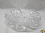 Fruteira em grosso cristal ricamente lapidado. Medindo 33cm de diâmetro, com furo central para acoplar o pé.