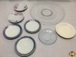 Lote composto de 6 pires de café em porcelana, 1 pires de café em vidro e prato de bolo em vidro incolor. Medindo o prato de bolo 34,5cm de diâmetro.