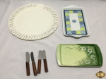 Lote diverso, composto de jogos americanos, espatulas para pasta e travessas retangulares em porcelana. Medindo os jogos americanos 30cm de diâmetro.